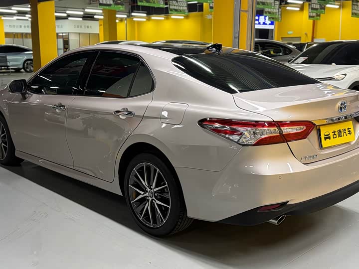 Фото 7 - Toyota Camry