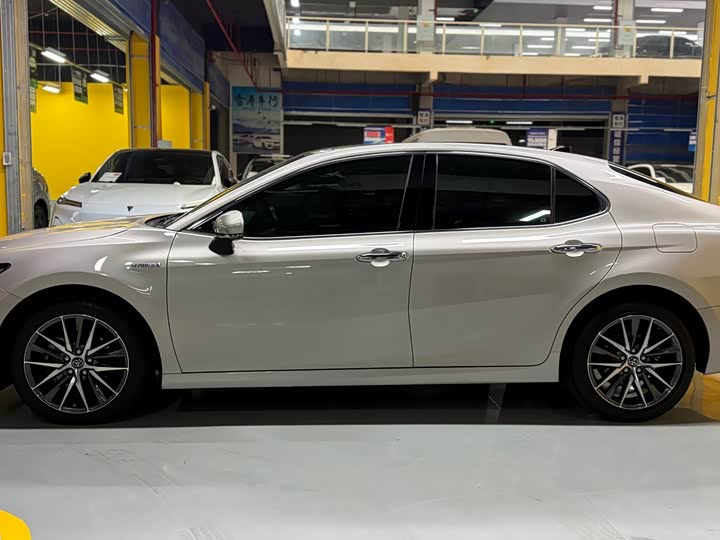 Фото 8 - Toyota Camry