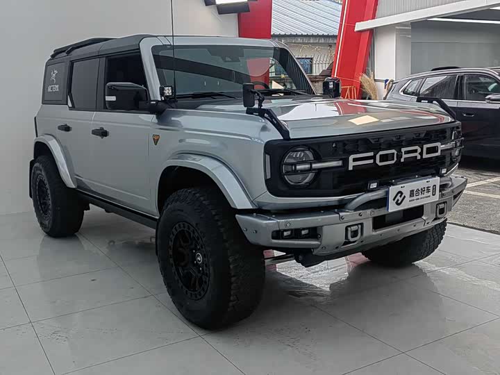 Photo 3 - Ford Bronco