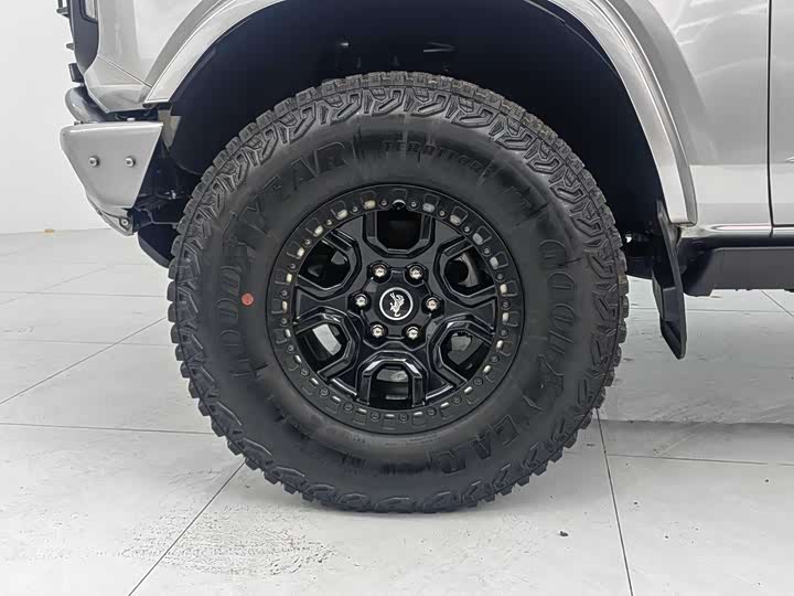 Photo 4 - Ford Bronco