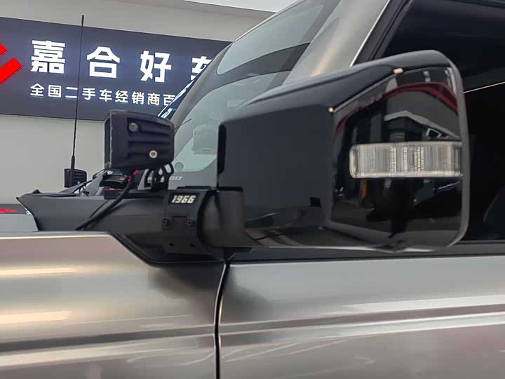 Photo 5 - Ford Bronco