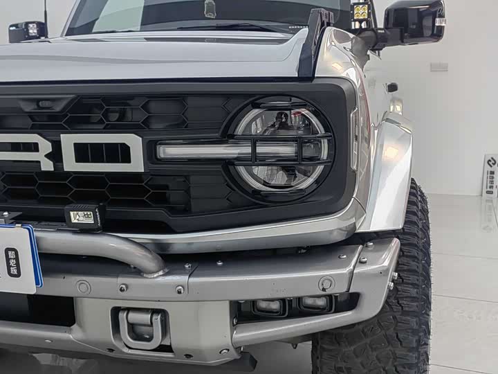 Photo 6 - Ford Bronco