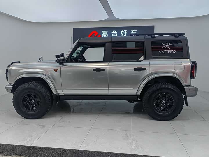 Photo 7 - Ford Bronco