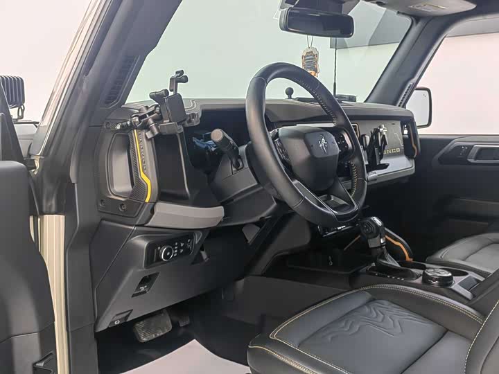 Photo 8 - Ford Bronco