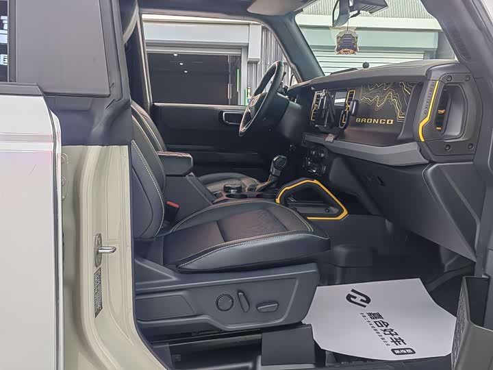 Photo 9 - Ford Bronco