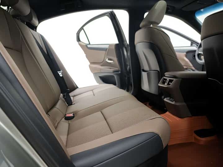 Фото 3 - Lexus ES