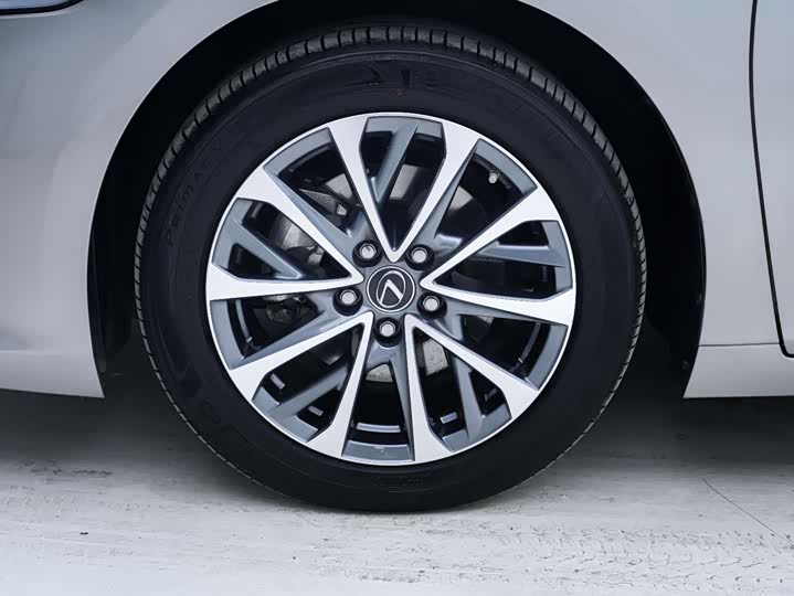 Фото 4 - Lexus ES