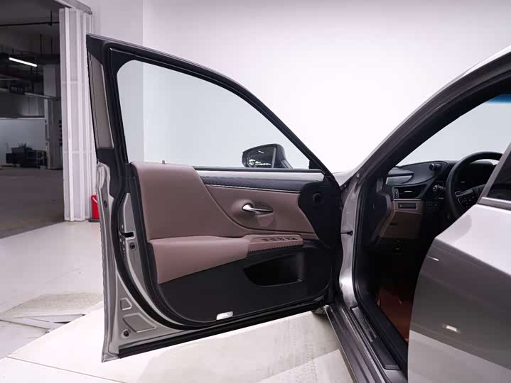 Фото 7 - Lexus ES