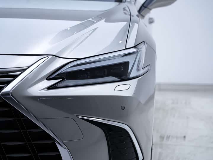 Фото 8 - Lexus ES