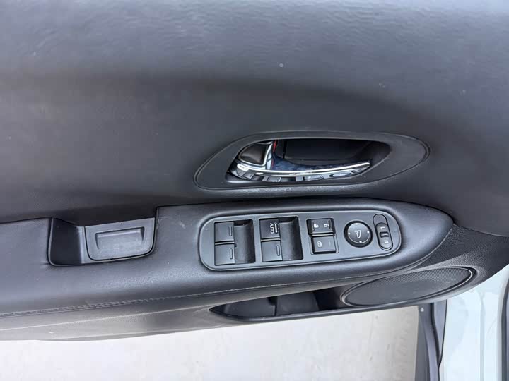 Фото 4 - Honda Vezel