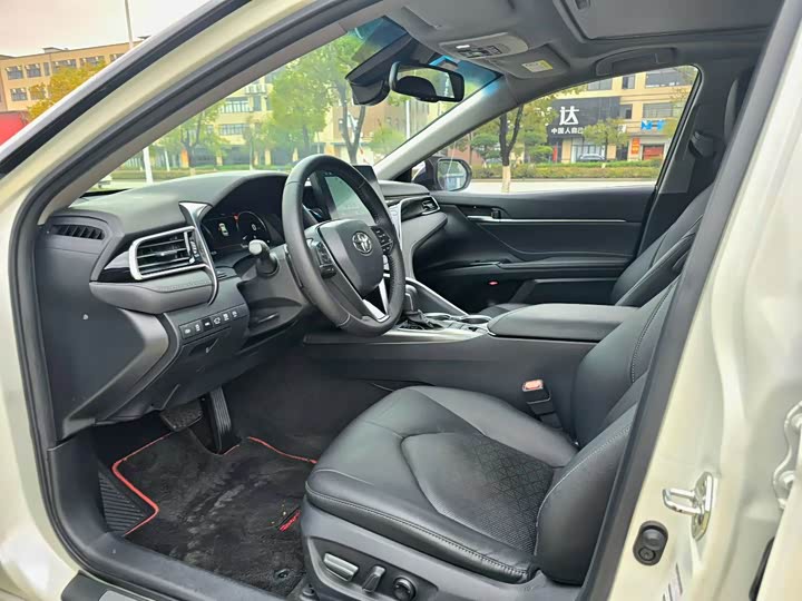 Фото 4 - Toyota Camry