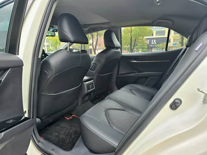 Фото 6 - Toyota Camry