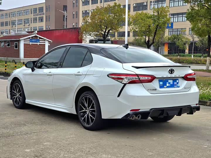 Фото 7 - Toyota Camry