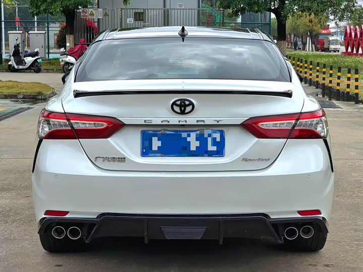 Фото 8 - Toyota Camry