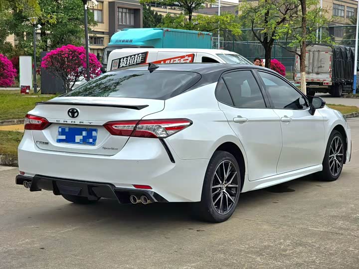 Фото 9 - Toyota Camry