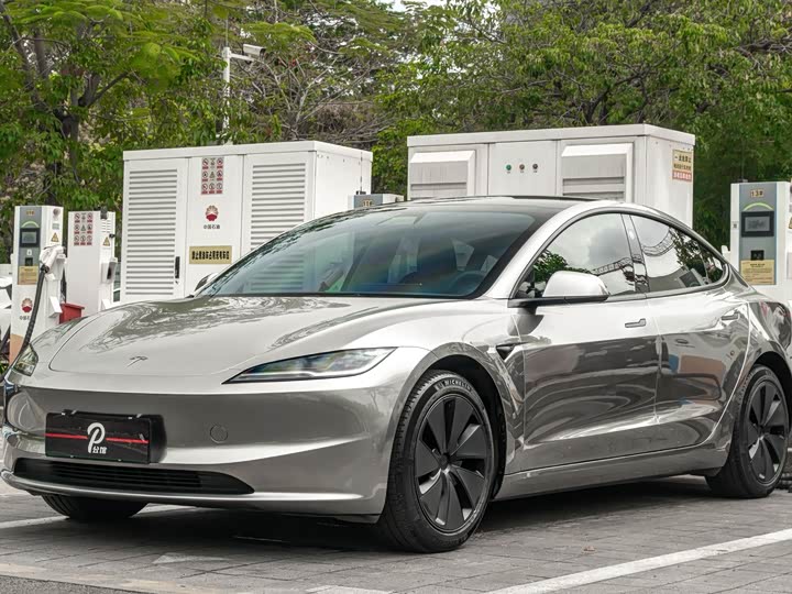 Фото 3 - Tesla Model 3