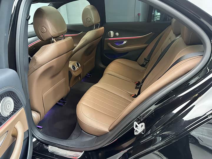 Фото 9 - Mercedes-Benz E-Class