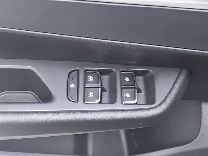 Фото 9 - Hongqi E-QM5