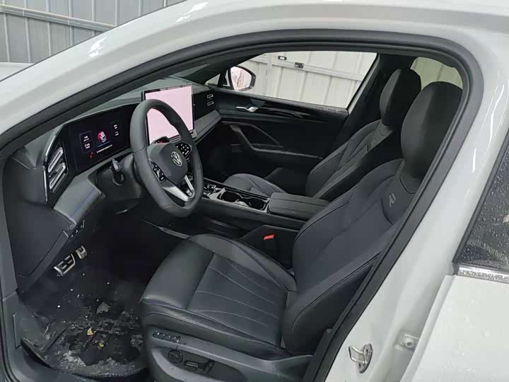 Фото 2 - Volkswagen Tiguan L Pro