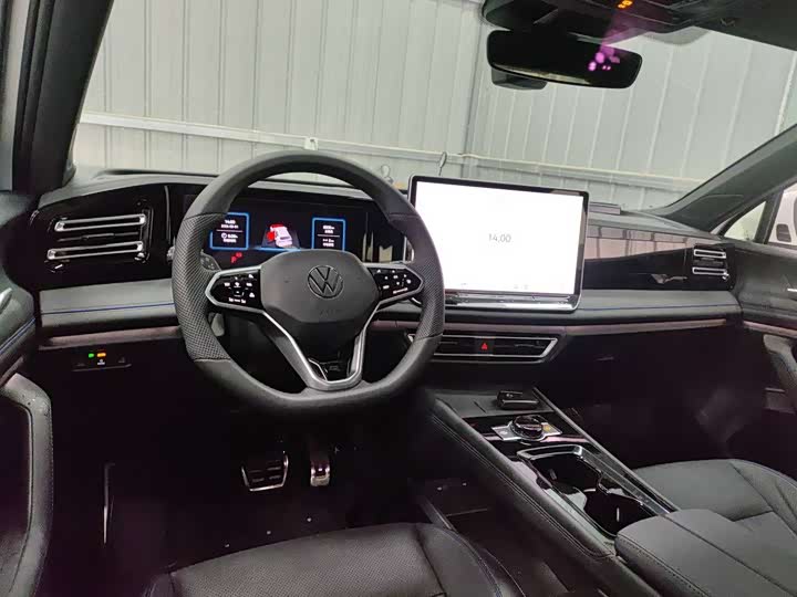 Фото 3 - Volkswagen Tiguan L Pro