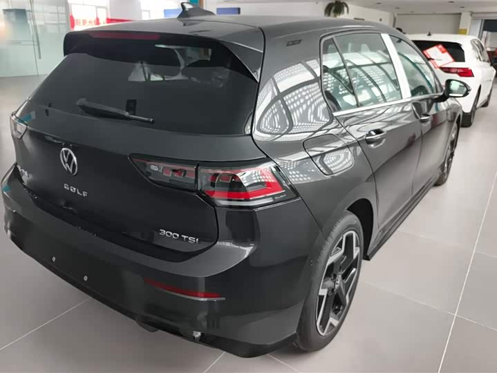 Photo 3 - Volkswagen Golf