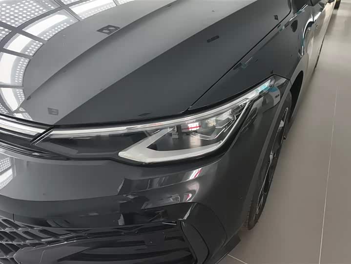 Photo 5 - Volkswagen Golf