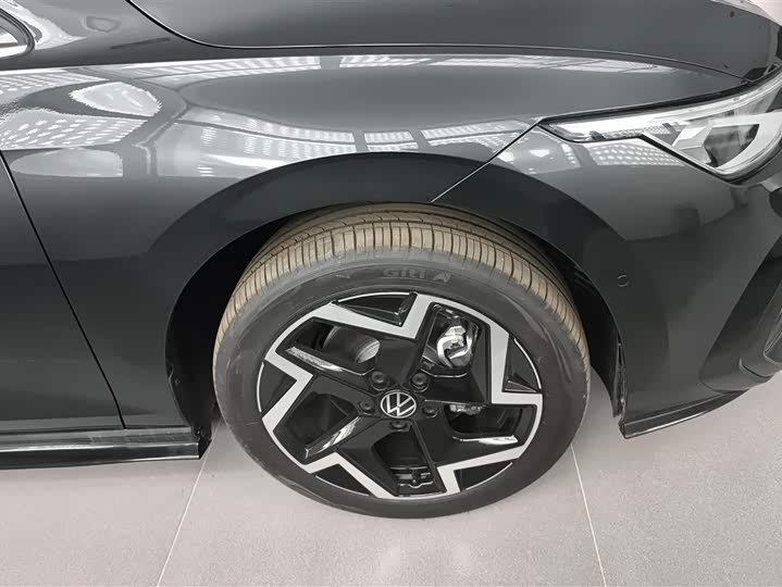 Photo 6 - Volkswagen Golf