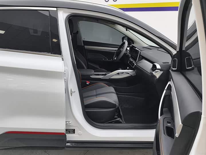 Фото 8 - Geely Coolray