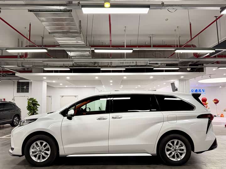 Фото 3 - Toyota Granvia