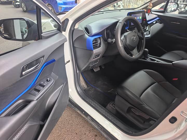 Фото 3 - Toyota C-HR