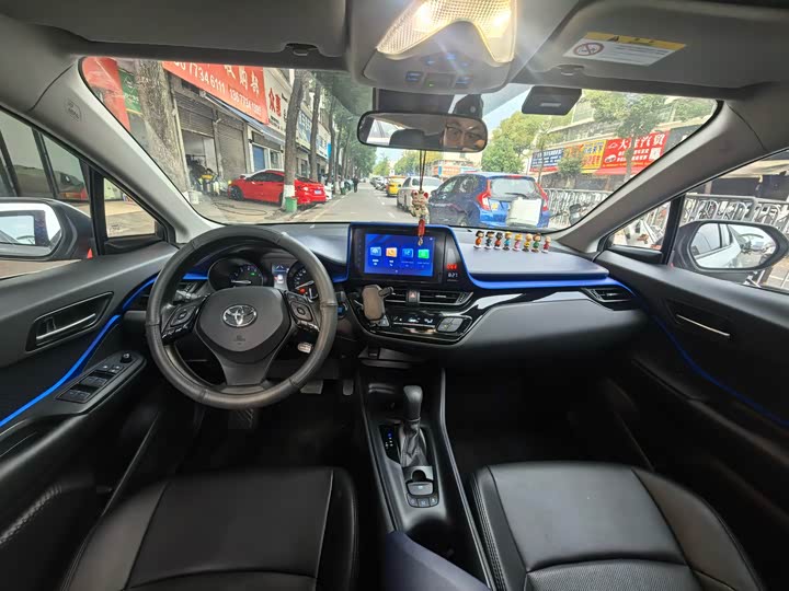 Фото 4 - Toyota C-HR