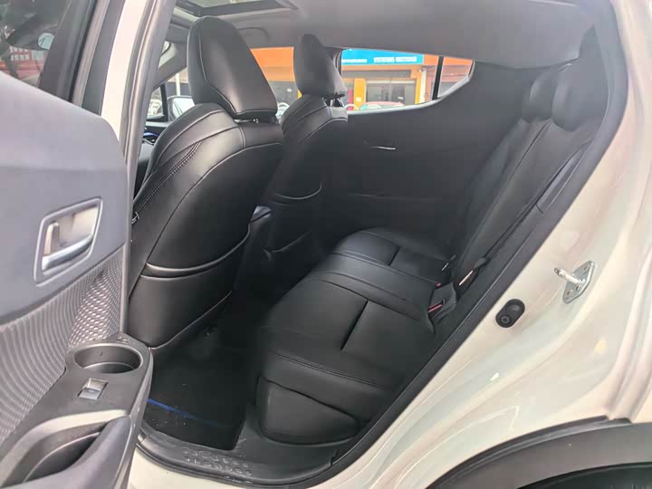 Фото 6 - Toyota C-HR