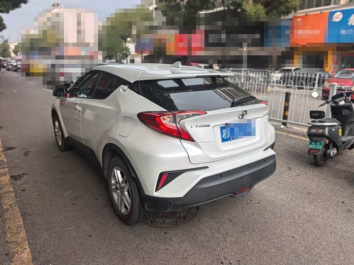 Фото 7 - Toyota C-HR