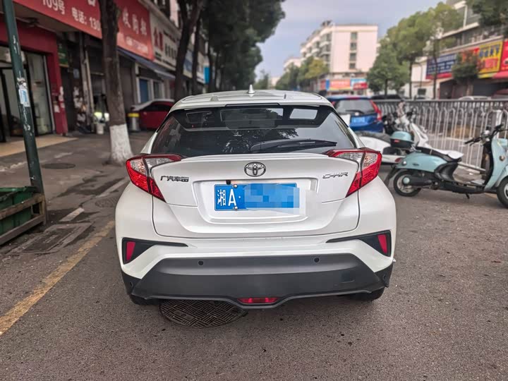 Фото 8 - Toyota C-HR