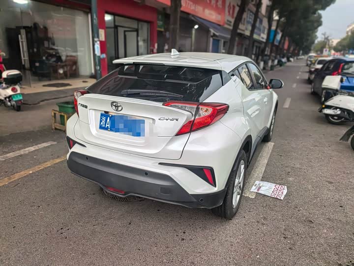 Фото 9 - Toyota C-HR