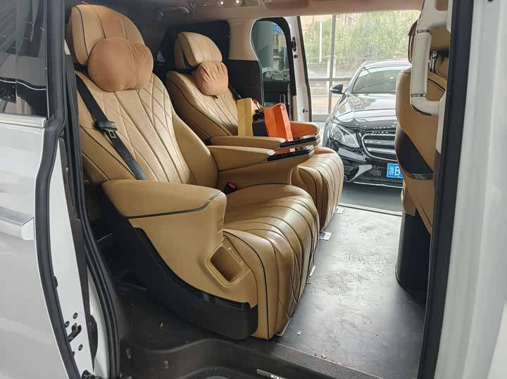 Фото 9 - Denza D9