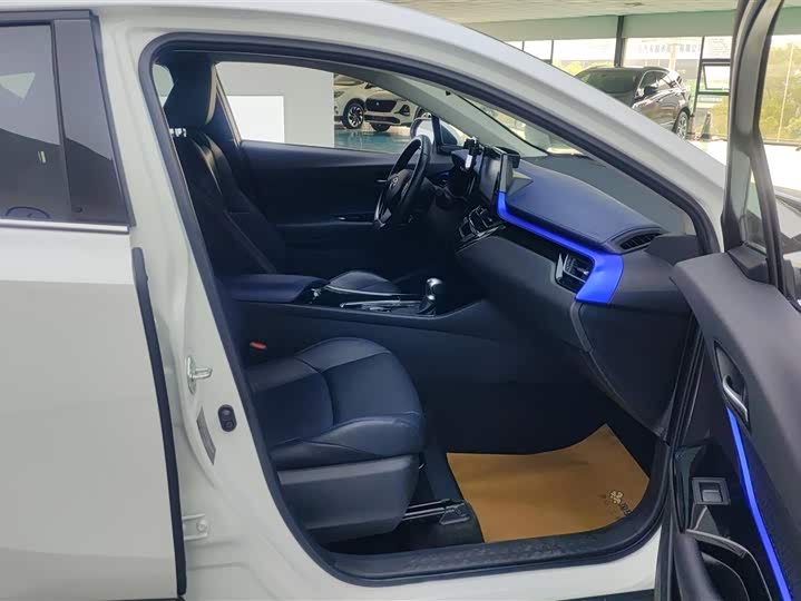 Фото 8 - Toyota C-HR