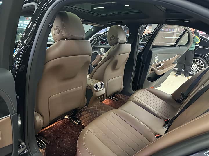 Фото 9 - Mercedes-Benz E-Class