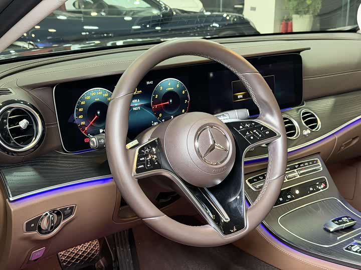 Photo 8 - Mercedes-Benz E-Class