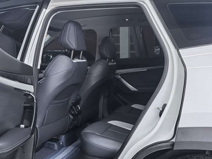 Photo 7 - Geely Atlas L