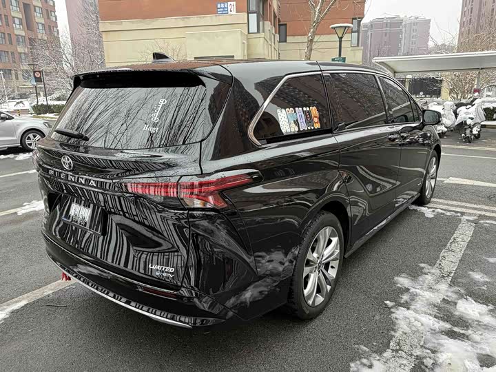 Photo 2 - Toyota Sienna