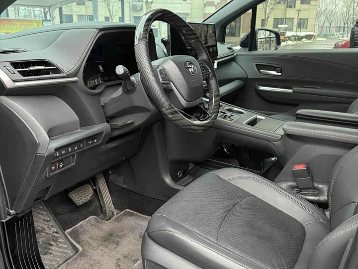 Photo 3 - Toyota Sienna