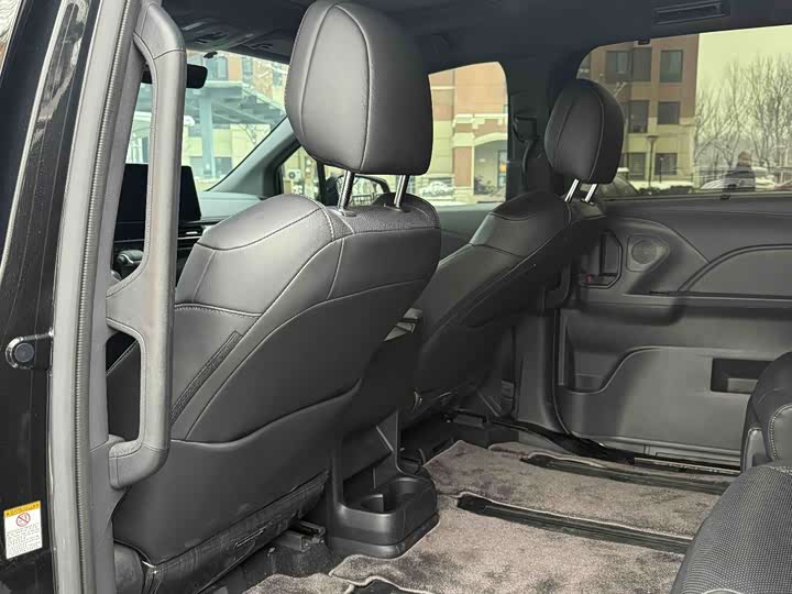 Photo 5 - Toyota Sienna