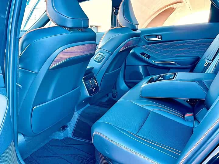 Photo 8 - Toyota Avalon