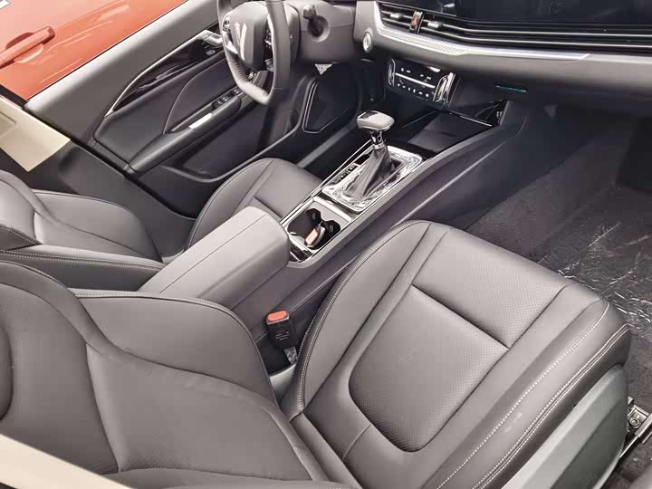 Фото 8 - Bestune B70