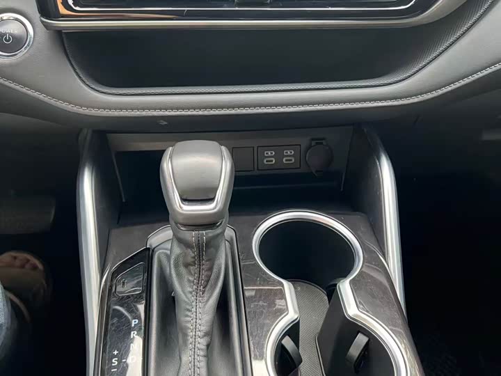 Фото 7 - Toyota Crown Kluger