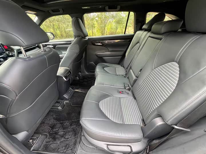 Фото 8 - Toyota Crown Kluger