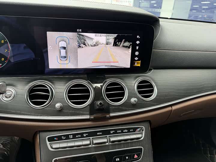 Фото 9 - Mercedes-Benz E-Class