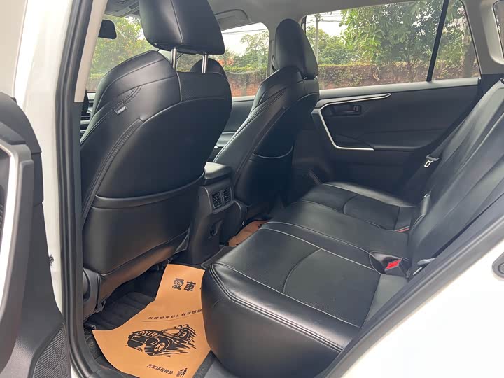 Фото 9 - Toyota Wildlander