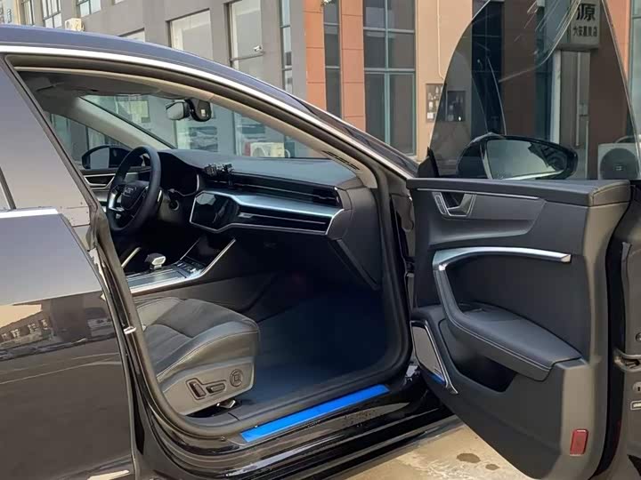 Фото 6 - Audi A7L